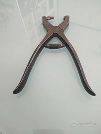 Antica tenaglia ad espansione da calzolaio