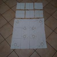 Tovaglietta bianca da tè con rentaglio e uncinetto