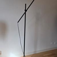 Lampada da terra nera con braccio orientabile