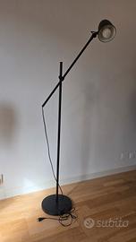 Lampada da terra nera con braccio orientabile