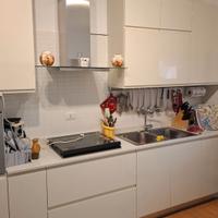 Cucina con elettrodomestici