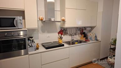 Cucina con elettrodomestici