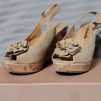 Sandalo con zeppa in sughero. N 36. Colore beige