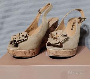 Sandalo con zeppa in sughero. N 36. Colore beige