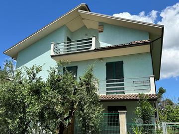 Casa singola con garage e corte privata