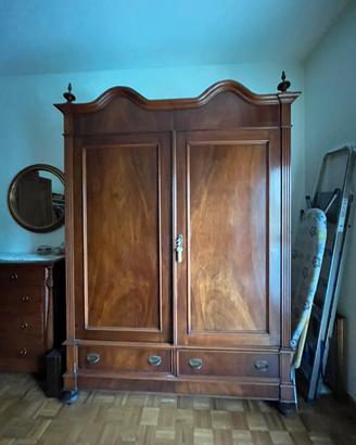 Armadio antico in legno – 230 × 160 cm
