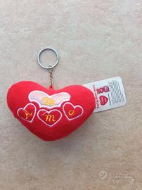 portachiavi con peluche a forma di cuore.
