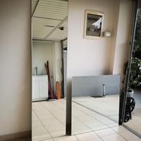 Due specchi senza cornice