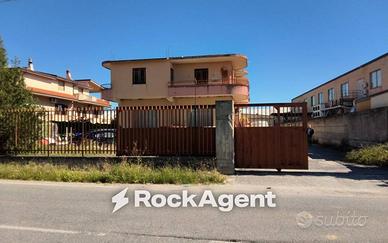 Palazzo / Stabile di 500 m² con più di 5 locali a 