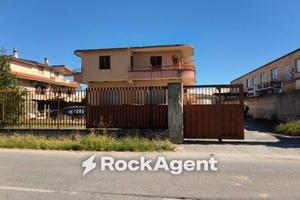 Palazzo / Stabile di 500 m² con più di 5 locali a 