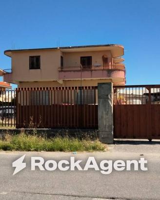 Palazzo / Stabile di 500 m² con più di 5 locali a 