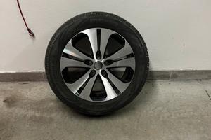 Cerchi in lega Kia Sportage con gomme MOMO