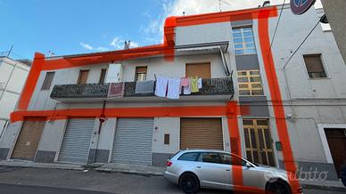 Ampio appartamento con balconi e soffitti alti