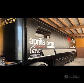 Trattore e semirimorchio per corse