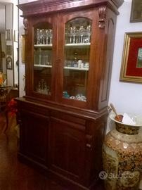 credenza a doppio corpo con vetrina stile antico