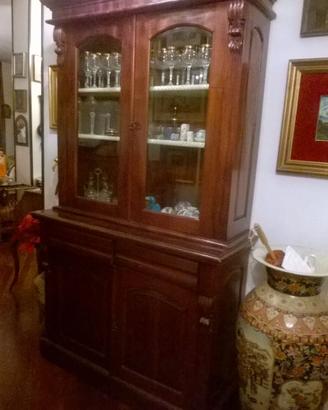 credenza a doppio corpo con vetrina stile antico