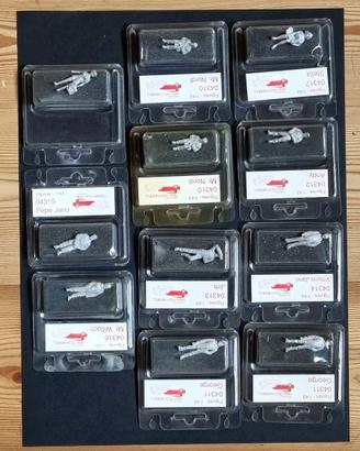 11 conf. di FIGURE IN METALLO scala 1:43