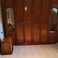 Camera da letto classica in legno massello