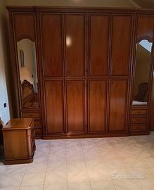 Camera da letto classica in legno massello