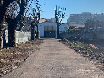 Capannone con area esterna