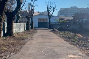 Capannone con area esterna