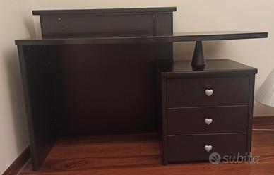 Scrivania, sedia e tappeto 