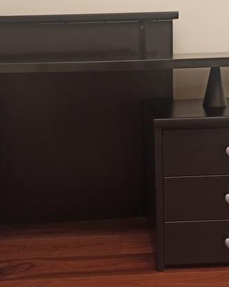 Scrivania, sedia e tappeto 