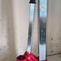 tappatrice a colonna per tappi a corona