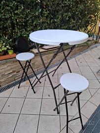 Tavolo e sgabelli pieghevoli