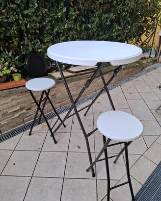 Tavolo e sgabelli pieghevoli