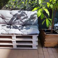 Divano da giardino in pallet completo di cuscino