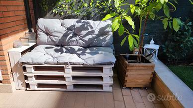 Divano da giardino in pallet completo di cuscino