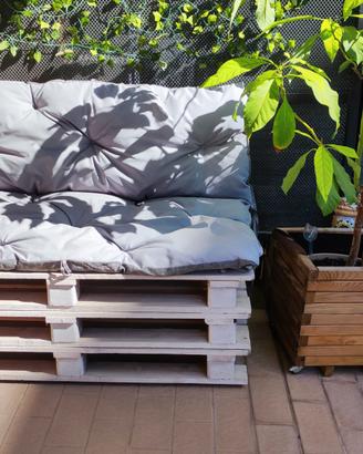 Divano da giardino in pallet completo di cuscino