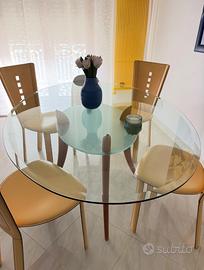 Tavolo in cristallo con sedie in cuoio Cattelan