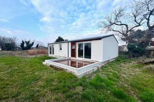 VILLA SINGOLA IMMERSA NEL VERDE - moderna e ver...