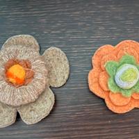 Due spille a fiore in lana cotta