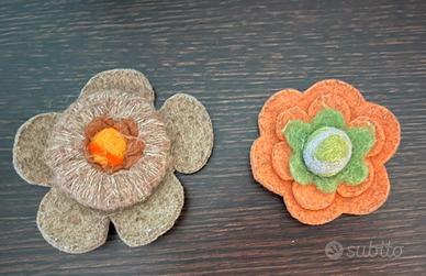 Due spille a fiore in lana cotta