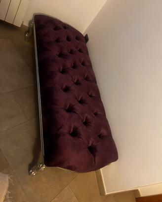 Panca in velluto viola e due sedie