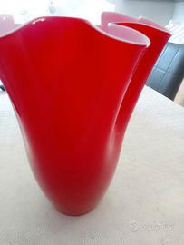 vaso rosso  con bordo bianco 