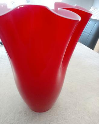 vaso rosso  con bordo bianco 