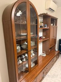 Credenza in legno con tavolino