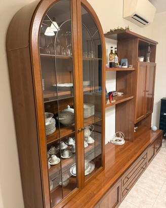 Credenza in legno con tavolino