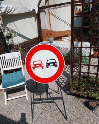 segnale stradale divieto di sorpasso