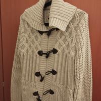 maglione in lana con bottoni in legno 