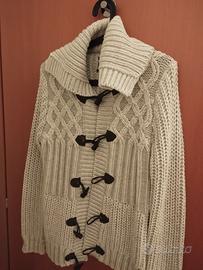 maglione in lana con bottoni in legno 