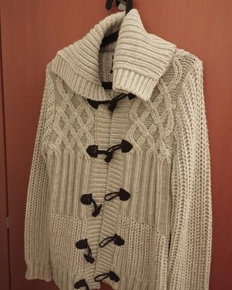 maglione in lana con bottoni in legno 