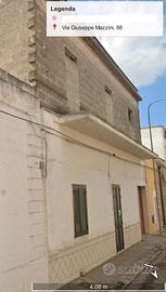 Casa con giardino e deposito