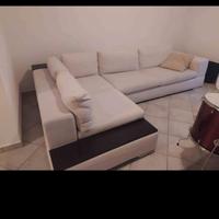 Divano tessuto chiaro con isola, tavolo calligaris
