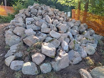 Sassi squadrati ,pietre da costruzione. 