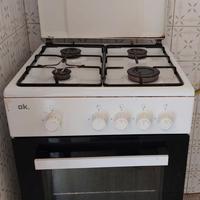 piccola cucina a gas con forno e 4 fuochi